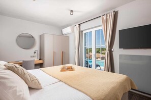 5 bedrooms, desk, iron/ironing board, travel cot - Villa Hygge a premium retreat with jacuzzi & sauna (Labin)