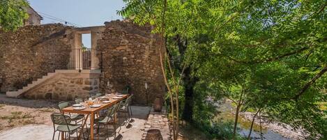 屋外ダイニングエリア