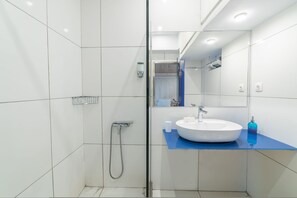 Douche, sèche-cheveux, serviettes fournies