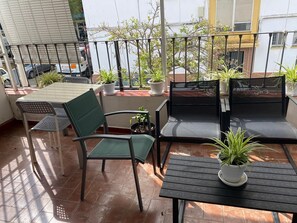 Outdoor dining - Cozy house in Seville with patio, terrace and 3 bedrooms (Sevilla)