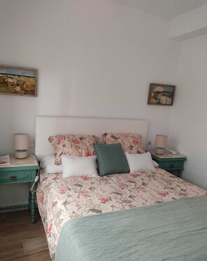 3 bedrooms, iron/ironing board, WiFi, bed sheets - Cozy house in Seville with patio, terrace and 3 bedrooms (Sevilla)