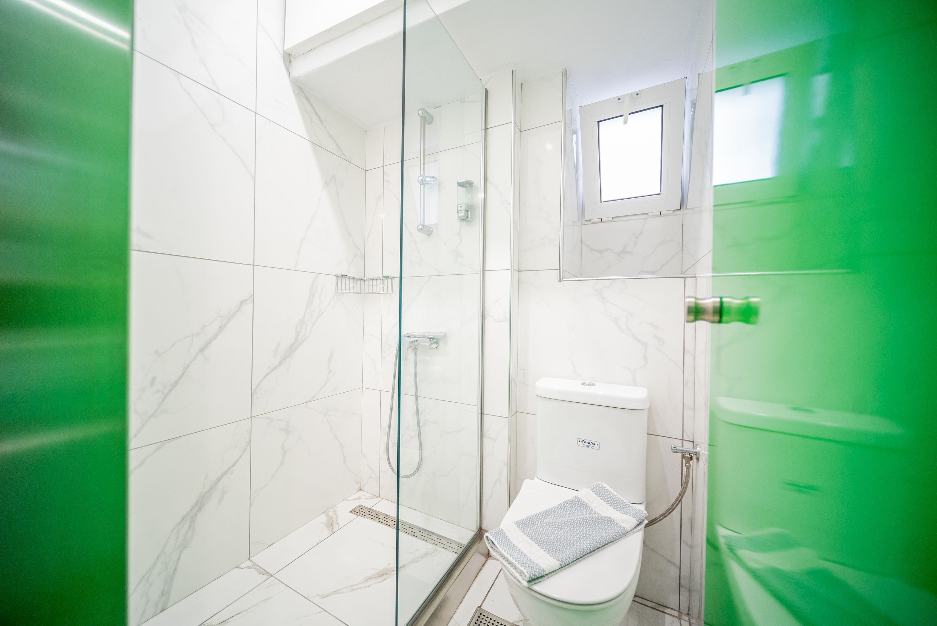 Een douche, een haardroger, handdoeken