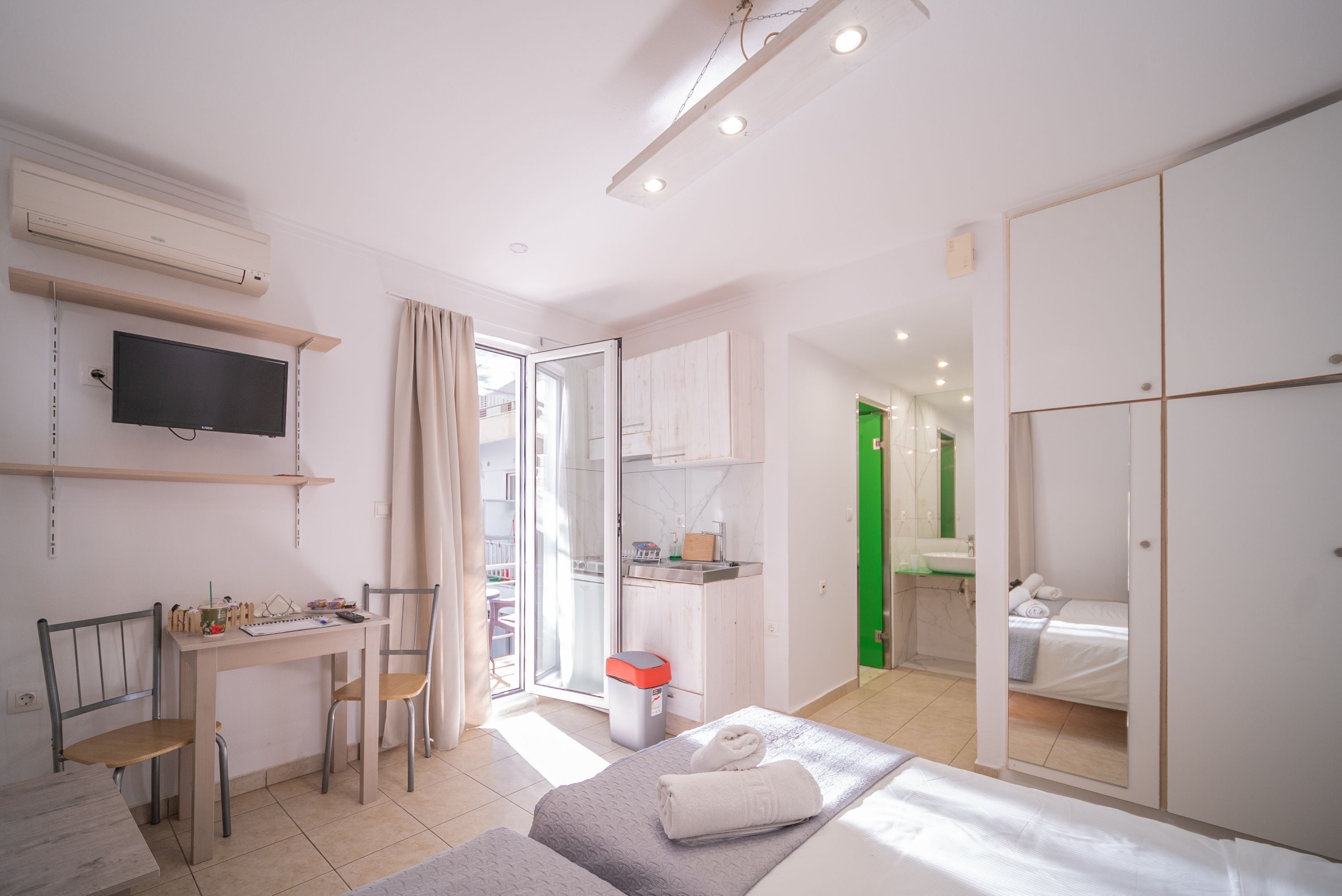 1 slaapkamer, een strijkplank/strijkijzer, gratis wifi, beddengoed