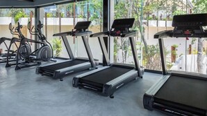 Ett gym med löpband, crosstrainers och motionscyklar.