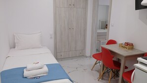 Ein Hotelzimmer mit Bett, Schreibtisch und Stuhl.