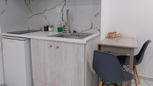 Coffee/tea maker, fridge, stovetop, toaster - City Center Studio |H10 (Iraklio)