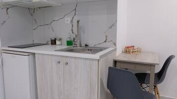 Fridge, stovetop, coffee/tea maker, toaster