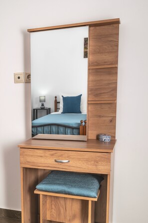 2 habitaciones, tabla de planchar con plancha y cuna de viaje 