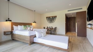 Ein modernes Schlafzimmer mit einem Holzbett, Nachttischen, einem Schreibtisch mit Stühlen und einem Fernseher an der Wand.