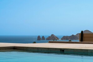 Ein Pool mit Blick auf den Ozean und Felsformationen.