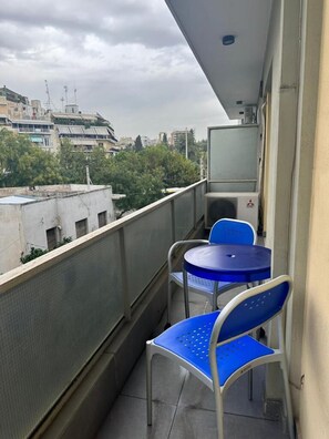 Outdoor dining - Spacious stylish flat at acropolis area! (Athina)