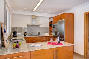 Wasserkocher mit Kaffee-/Teezubehör, Kühlschrank, Mikrowelle, Ofen