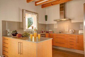 Wasserkocher mit Kaffee-/Teezubehör, Kühlschrank, Mikrowelle, Ofen