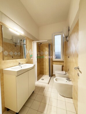 Shower, hair dryer - 6 beds at the "Conchiglia"-Rif. Ostro (San Vincenzo)