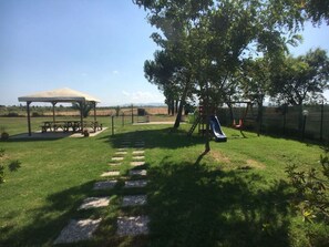 Children’s area - TWO-ROOM APARTMENT SLEEPS 4 IN THE COUNTRYSIDE-Rif. Deste (Campiglia Marittima)