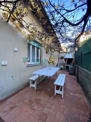 Outdoor dining - THREE-ROOM APARTMENT, 6 SLEEPS, ACQUAVIVA AREA-Rif. Berna (San Vincenzo)