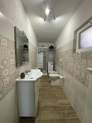 Shower, hair dryer - 5 beds with garden and air conditioning-Rif. PagaPS (San Vincenzo)