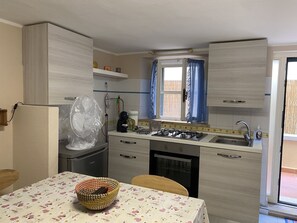 Fridge, oven - Studio Apartment for 3 Guests – Ref. Marea-Rif. Marea (San Vincenzo)