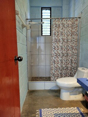 Een douche, een haardroger, handdoeken, zeep