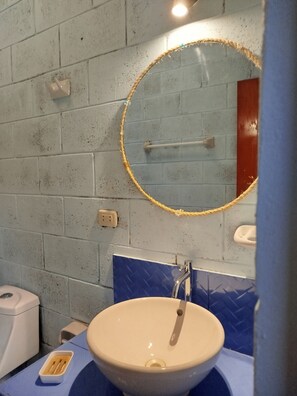 Douche, sèche-cheveux, serviettes fournies, savon