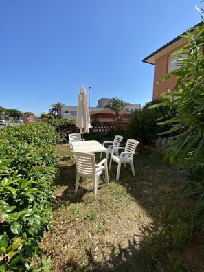 Outdoor dining - THREE-ROOM APARTMENT, SLEEPS 5, COOP AREA-Rif. giunto (San Vincenzo)