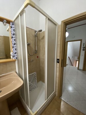 Shower, hair dryer - 4 beds in Acquaviva area-Rif. Prate (San Vincenzo)