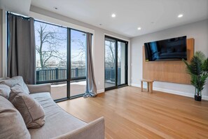 TV, fireplace, offices - Modern Luxury Townhome with NYC Views (North Bergen)