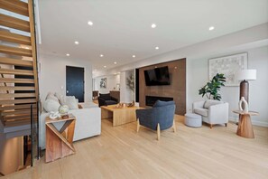 TV, fireplace, offices - Modern Luxury Townhome with NYC Views (North Bergen)