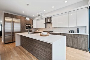 Fridge, microwave, oven, dishwasher - Modern Luxury Townhome with NYC Views (North Bergen)