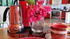 A breakfast setting with eggs, toast, a red mug, and a flower vase. - M&K House - KAR Double Room - 1 or 2 beds (Tarapoto)