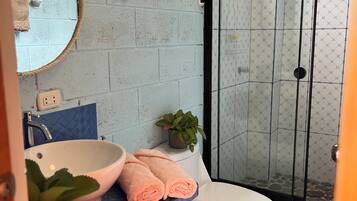 Douche, sĂšche-cheveux, serviettes fournies, savon