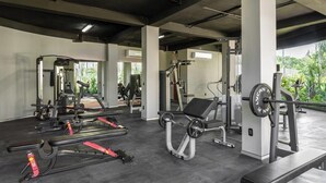 A gym with various exercise equipment, including treadmills, weight machines, and free weights. - Jungle view studio, AC, Wifi , Several Pools (Tulum)