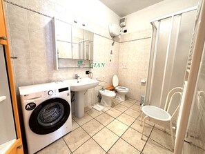 Shower, hair dryer - Central area close to the beach-Rif. Franco (San Vincenzo)