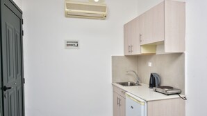 Cuina compacta amb rentaplats, un rentamans i forn integrat.