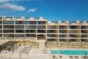 Ein mehrstöckiges Hotel mit Poolbereich und Außenbereich.