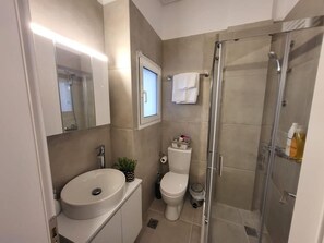 Shower, hair dryer, towels - 2 bd renovated flat at acropolis (Athina)