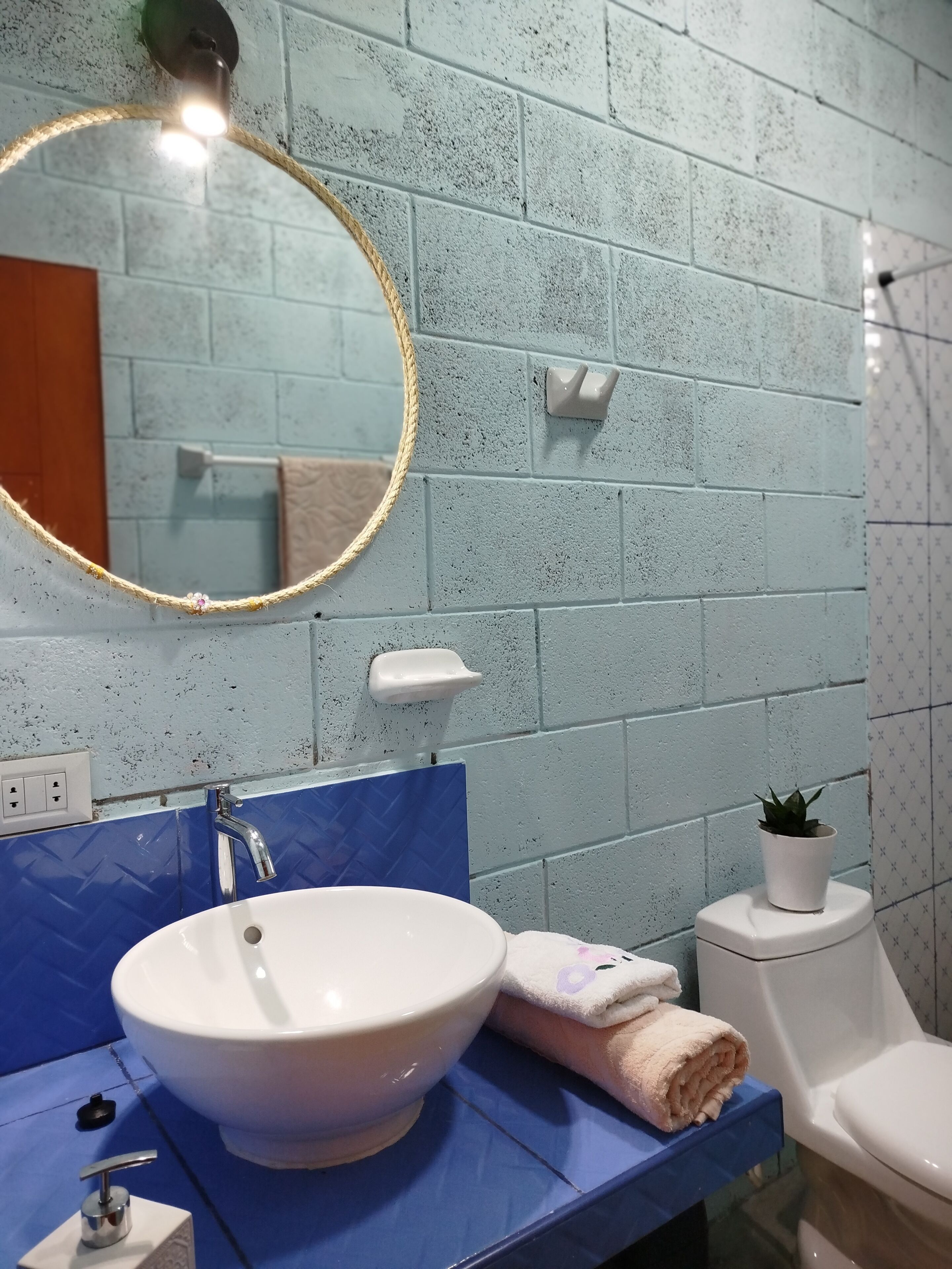 Douche, sèche-cheveux, serviettes fournies, savon