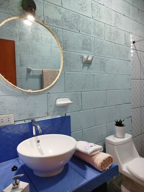 Ducha, secador de pelo, toallas, jabón