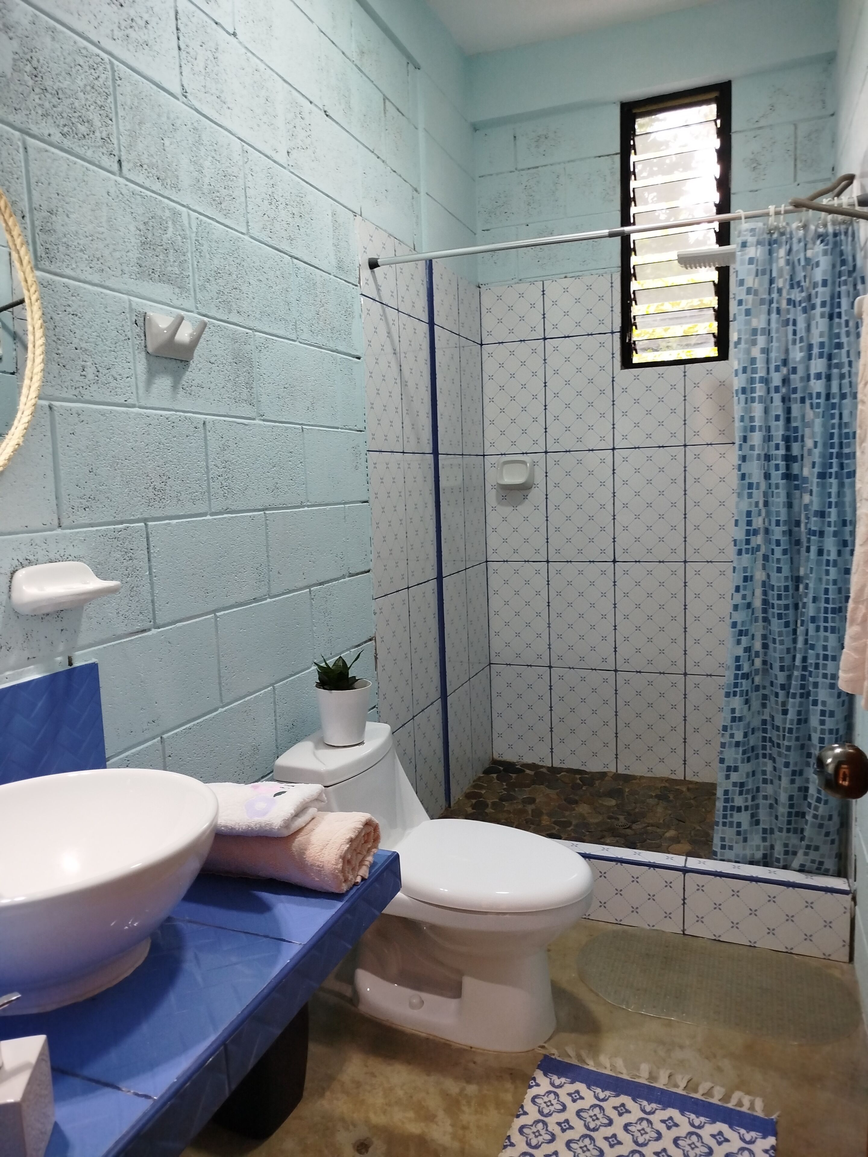 Douche, sèche-cheveux, serviettes fournies, savon