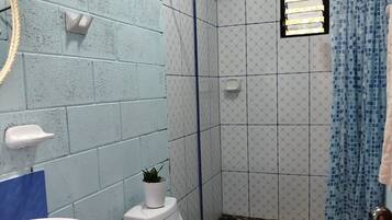 Douche, sĂšche-cheveux, serviettes fournies, savon