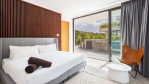Une chambre moderne avec un grand lit, une vue sur la verdure et un balcon.