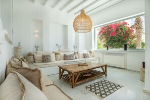 TV, fireplace, DVD player, books - Luxury Villa Aethra -Island Living Paros- (Παροικιά)