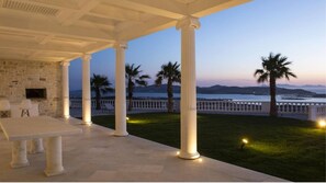 Outdoor dining - Luxury Villa Aethra -Island Living Paros- (Παροικιά)