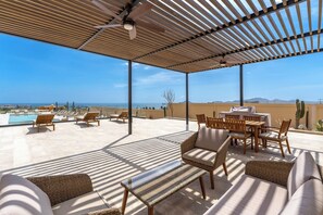A rooftop terrace with a pool, lounge chairs, a dining table, and a cactus. - Amazing PH, private pool. ocean view, AC and Wi-Fi (Cabo San Lucas)