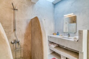 Shower, hair dryer, towels - Family house , close to the sea (Paros)