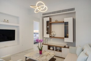 TV - Cozy Haven -Island Living Paros (Parasporos)