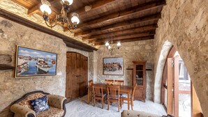 Un comedor rústico con paredes de piedra, muebles de madera y obras de arte.