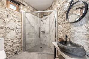 Douche, sèche-cheveux, serviettes fournies