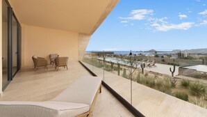 Ein Balkon mit Blick auf ein Schwimmbad und eine Wüstenlandschaft.