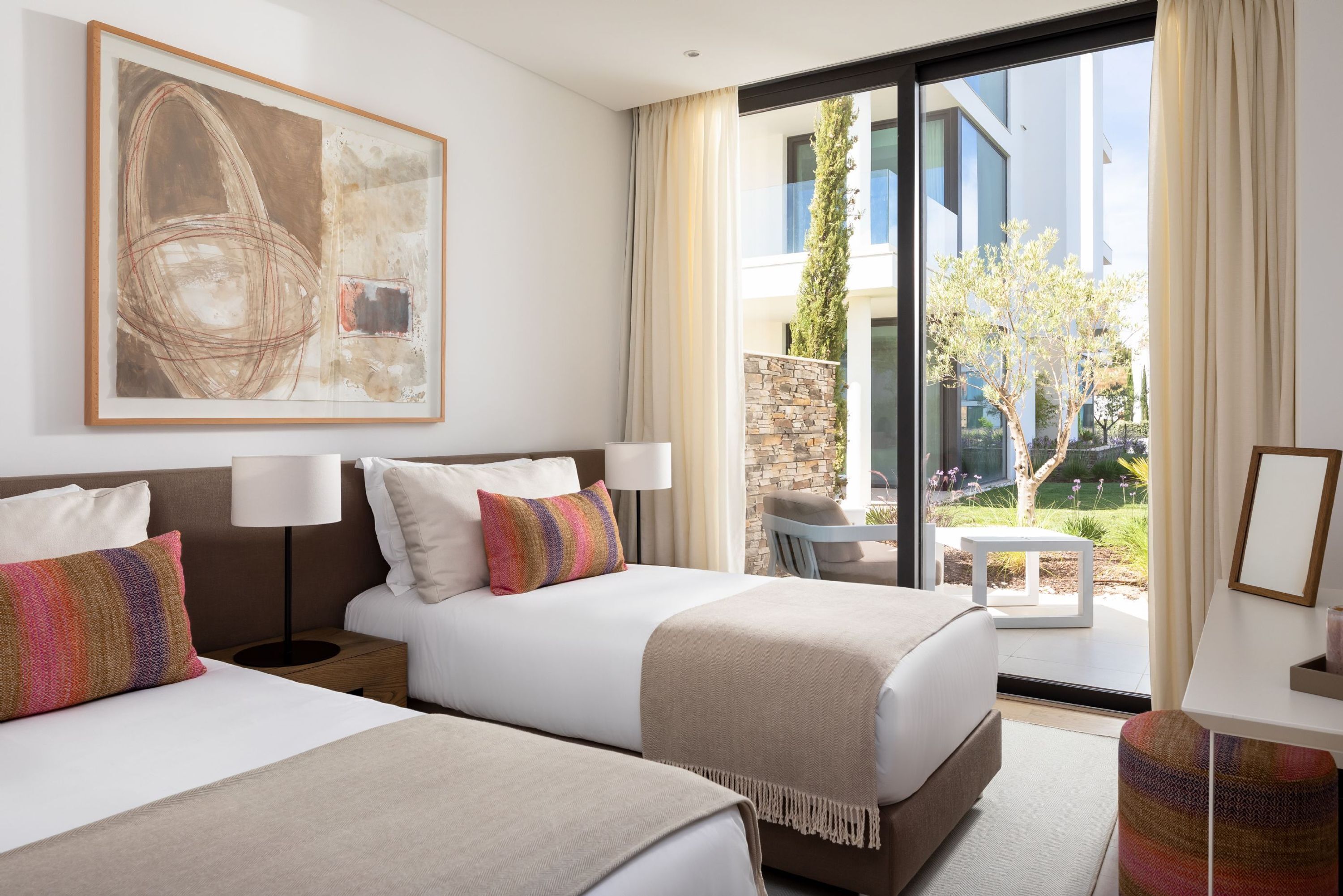 2 habitaciones, tabla de planchar con plancha y cuna de viaje 